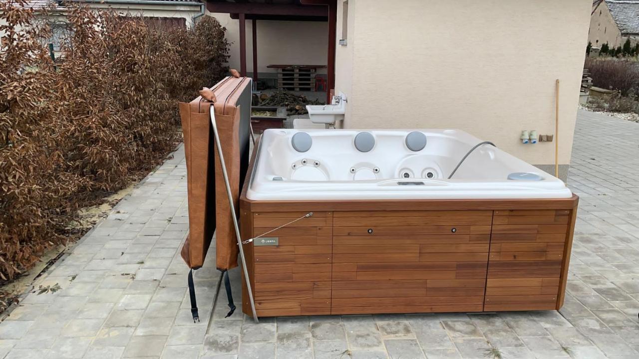 Apartman Matyas Drnholec Exterior foto